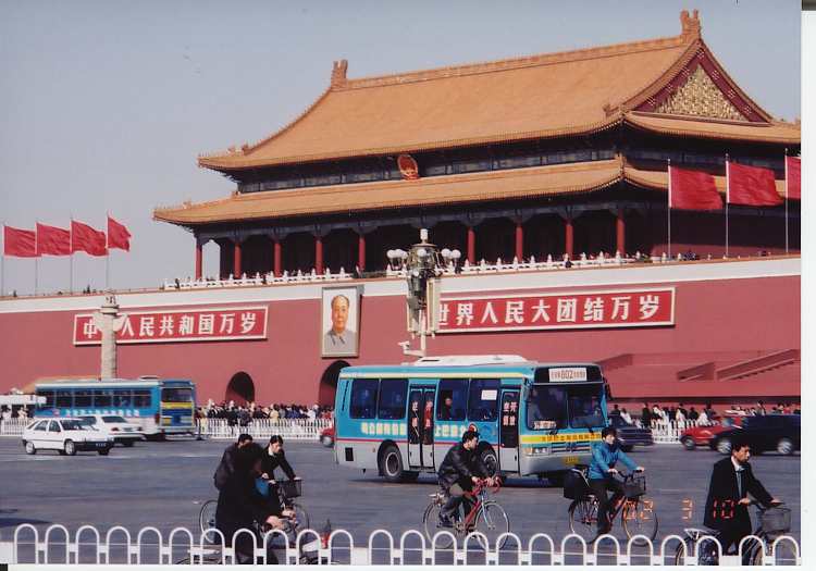 http://www.lang.nagoya-u.ac.jp/dep/chugokug/photo/beijing/tiananmen/tiananmen3.JPG